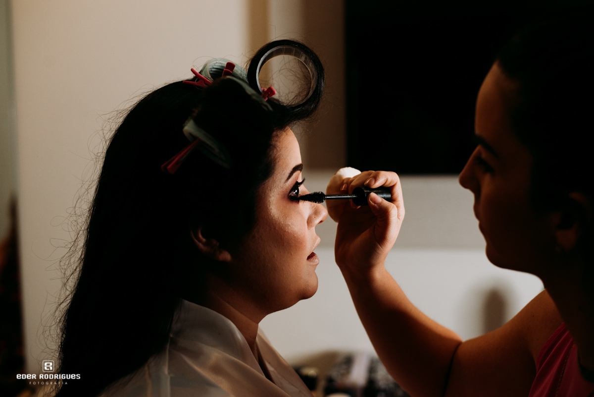 Thainara Duarte maquiando noiva