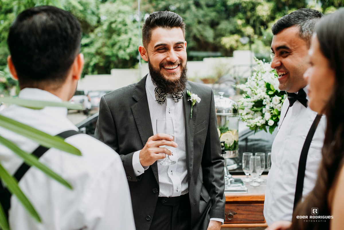 noivo e amigo no espaço verde vale em taubate