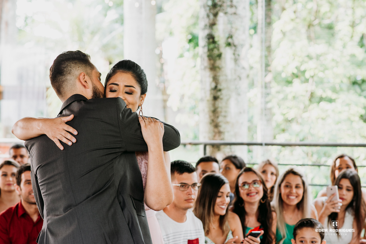 noivo abraçando a mãe espaço verde vale em taubate