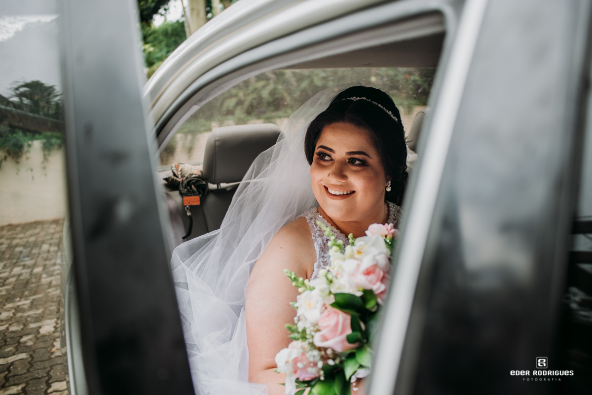 noiva no carro espaço verde vale