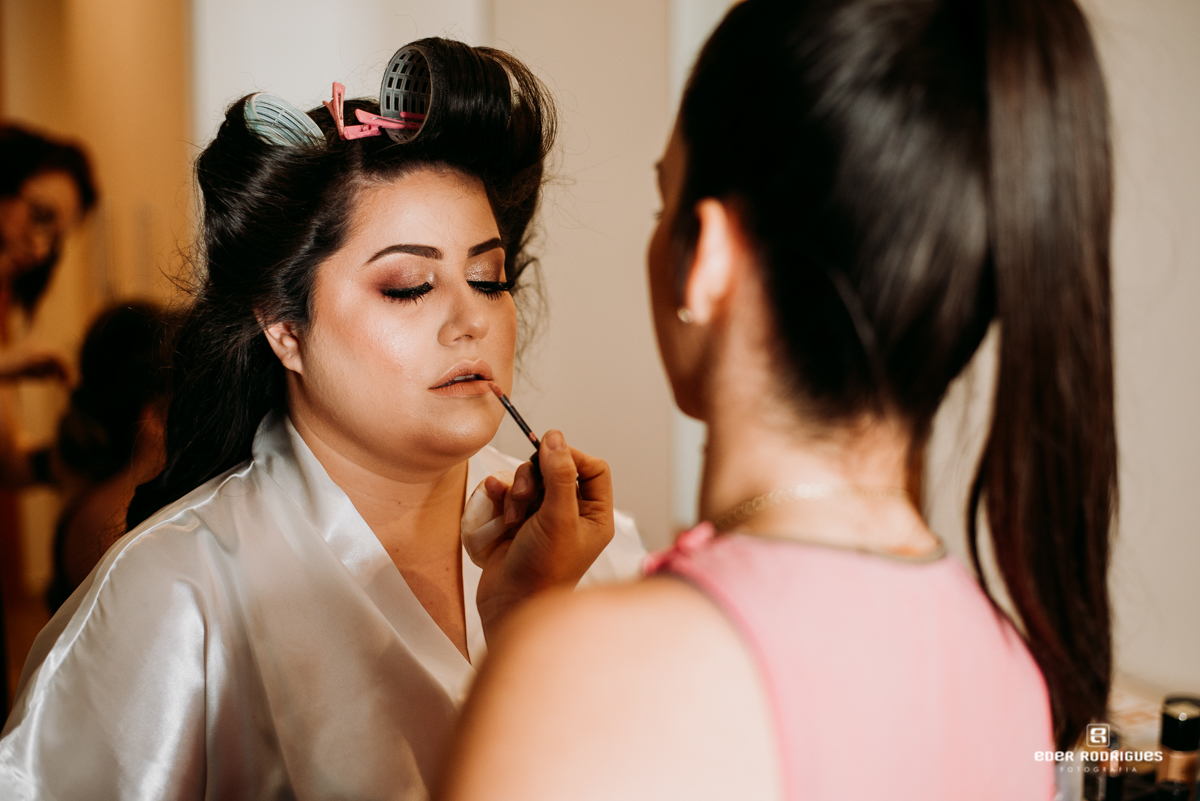 noiva sendo maquiada por Thainara Duarte