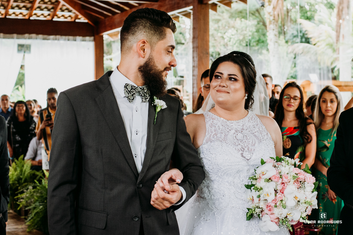 casal se olhando espaço verde vale