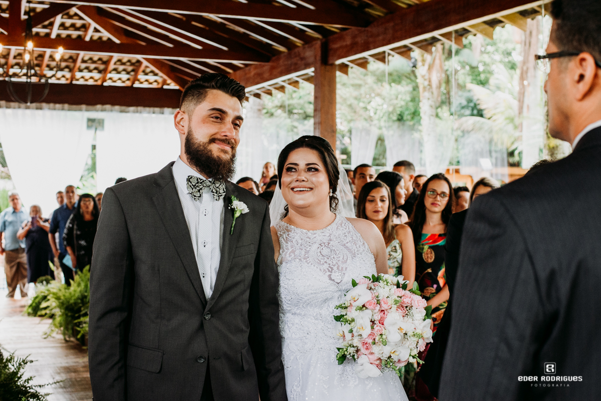 noiva sorrindo pro noivo espaço verde vale