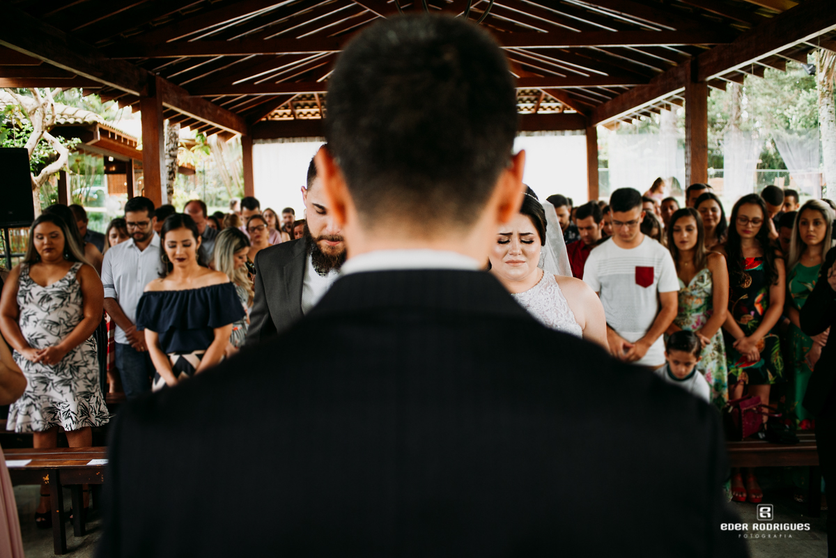 noivos emocionados no casamento espaço verde vale