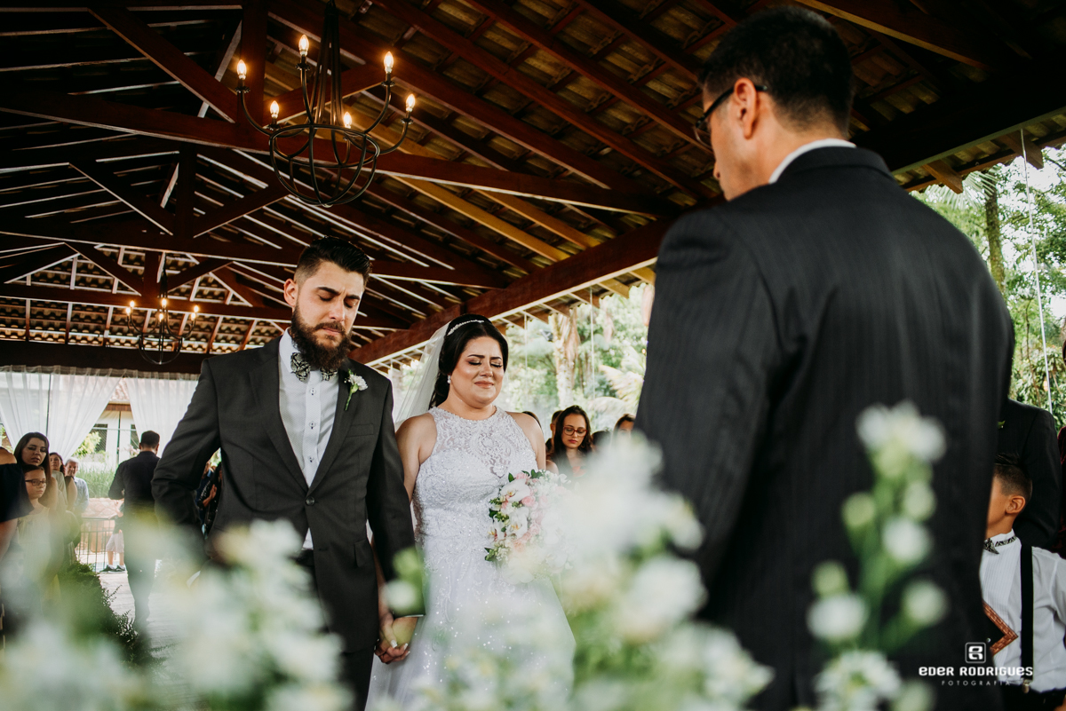 noivos rezando no casamento espaço verde vale