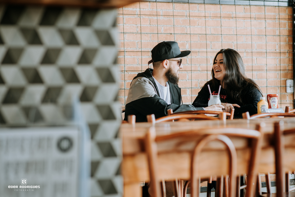 casal sorrindo em Joe Burgerhouse sjcampos