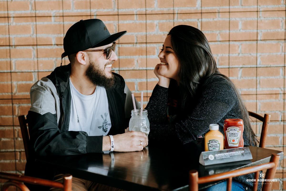 casal se olhando na Joe Burgerhouse