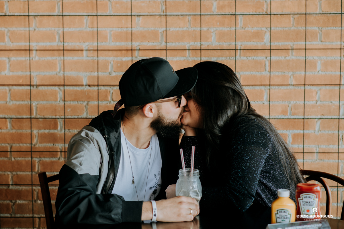 noivos se beijando no Joe Burgerhouse sjcampos