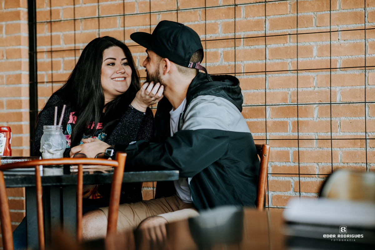 noiva fazendo carinho Joe Burgerhouse sjcampos