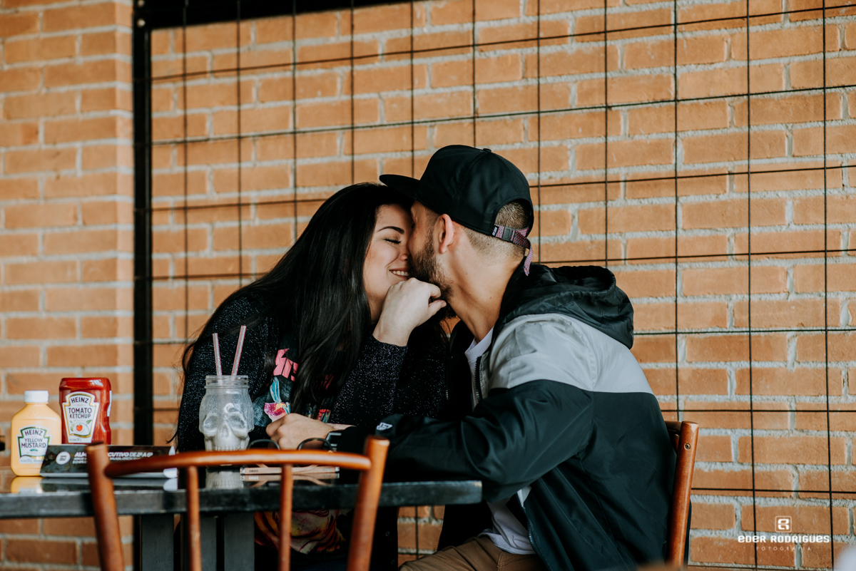casal se beijando Joe Burgerhouse sjcampos