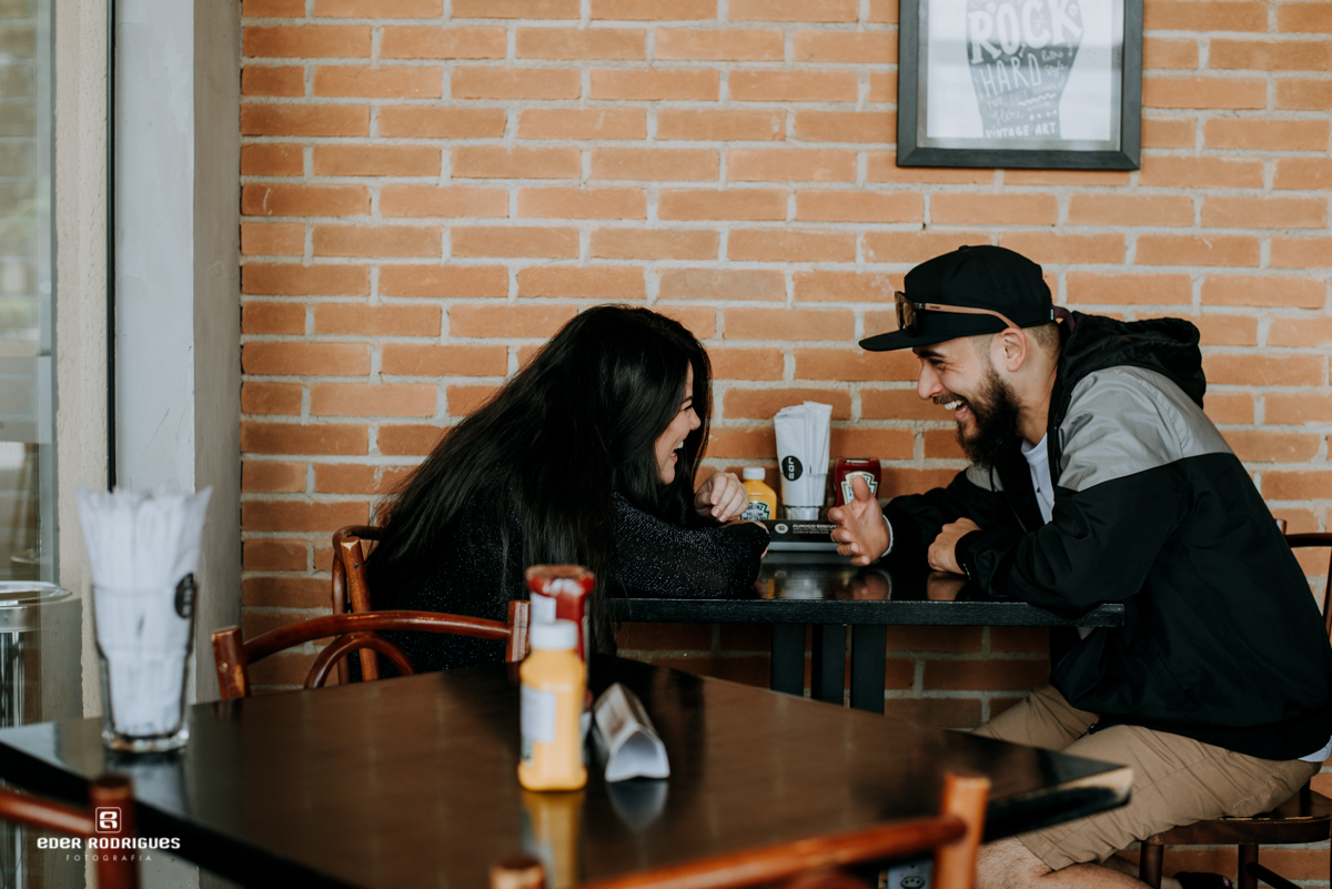 casal de noivos no Joe Burgerhouse sjcampos