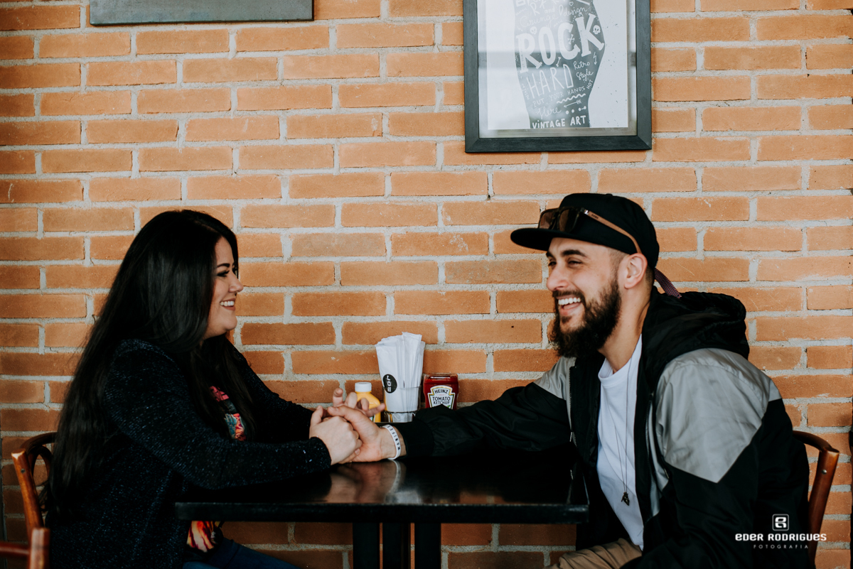 casal sorrindo no Joe Burgerhouse sjcampos
