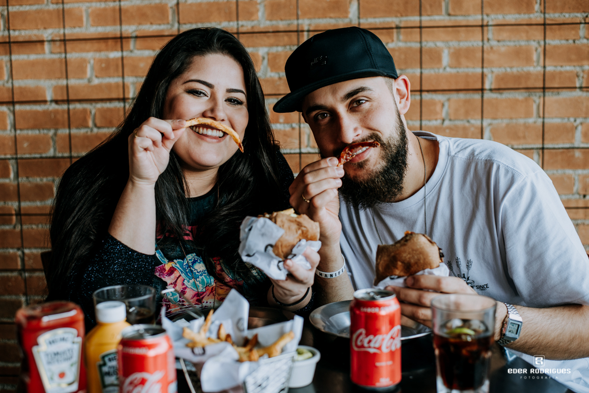 casal comendo hamburguer hamburgueria Joe Burgerhouse sjc