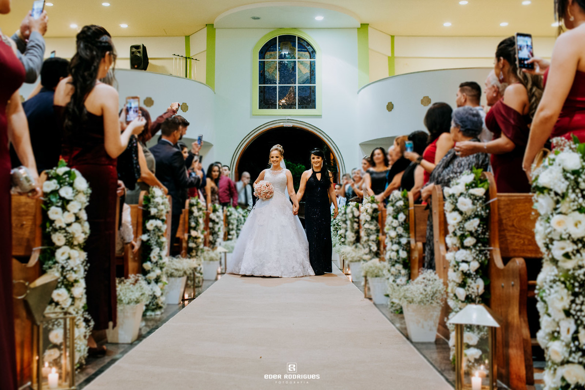 noiva e mãe entrando na igreja