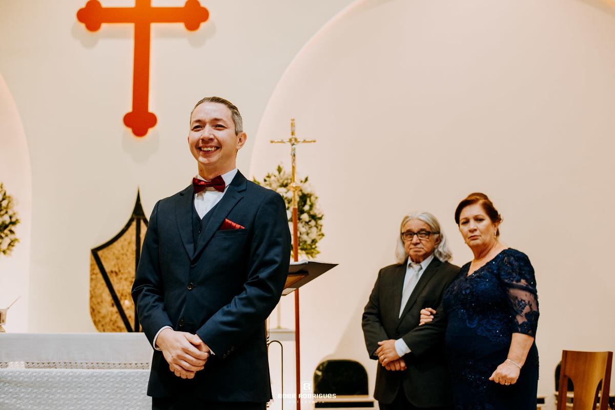 noivo emocionado na igreja
