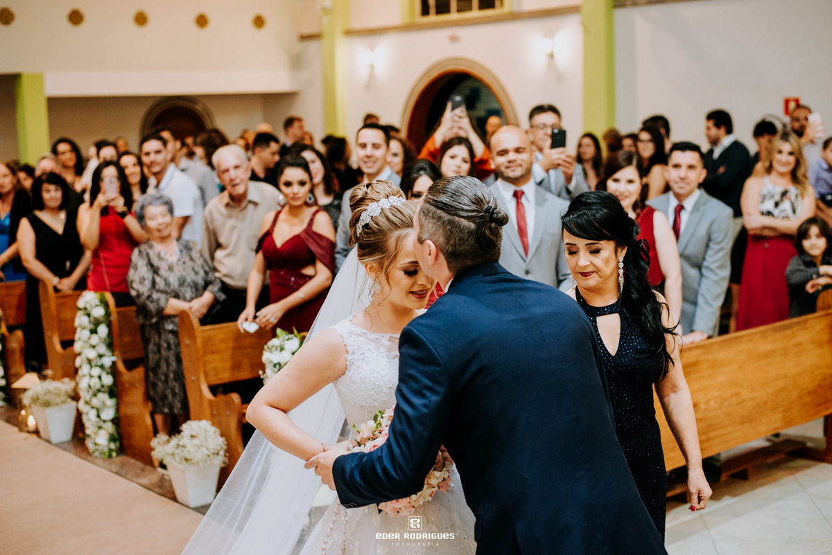 noivo recebendo a noiva com beijo na testa