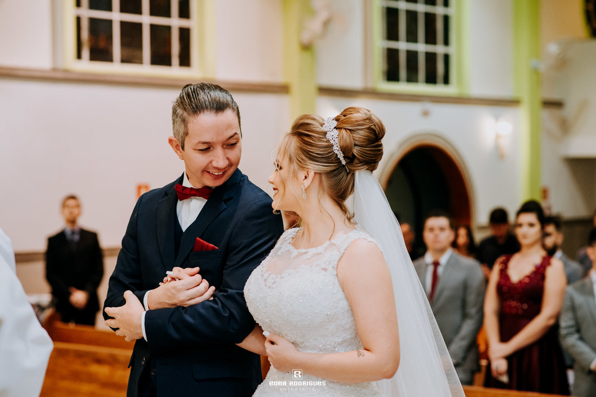 noivos apaixonado na igreja de sjcampos