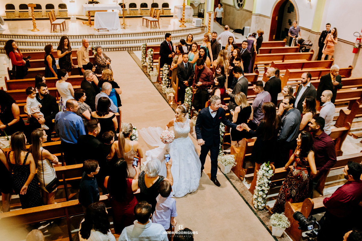 foto panorâmica da igreja com os noivos