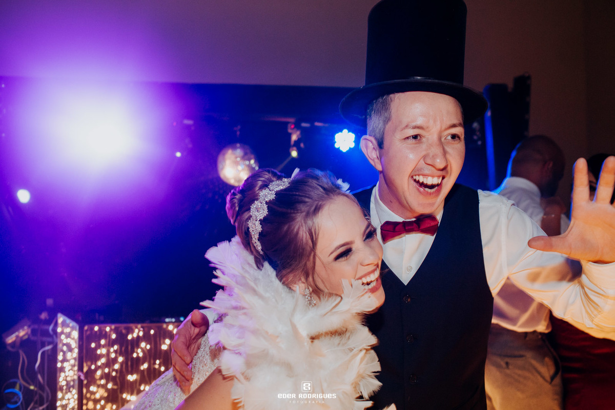 noivos felizes na festa de casamento