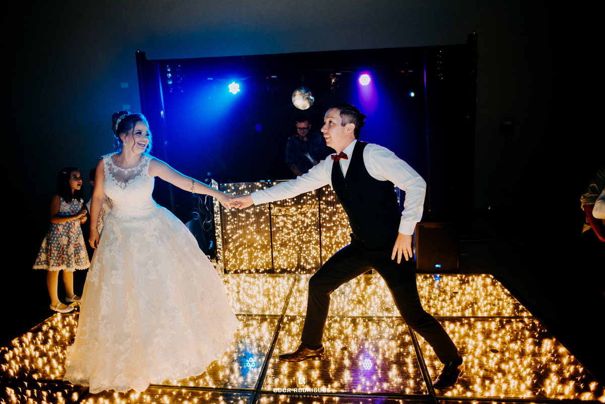 casal dançando na festa de casamento