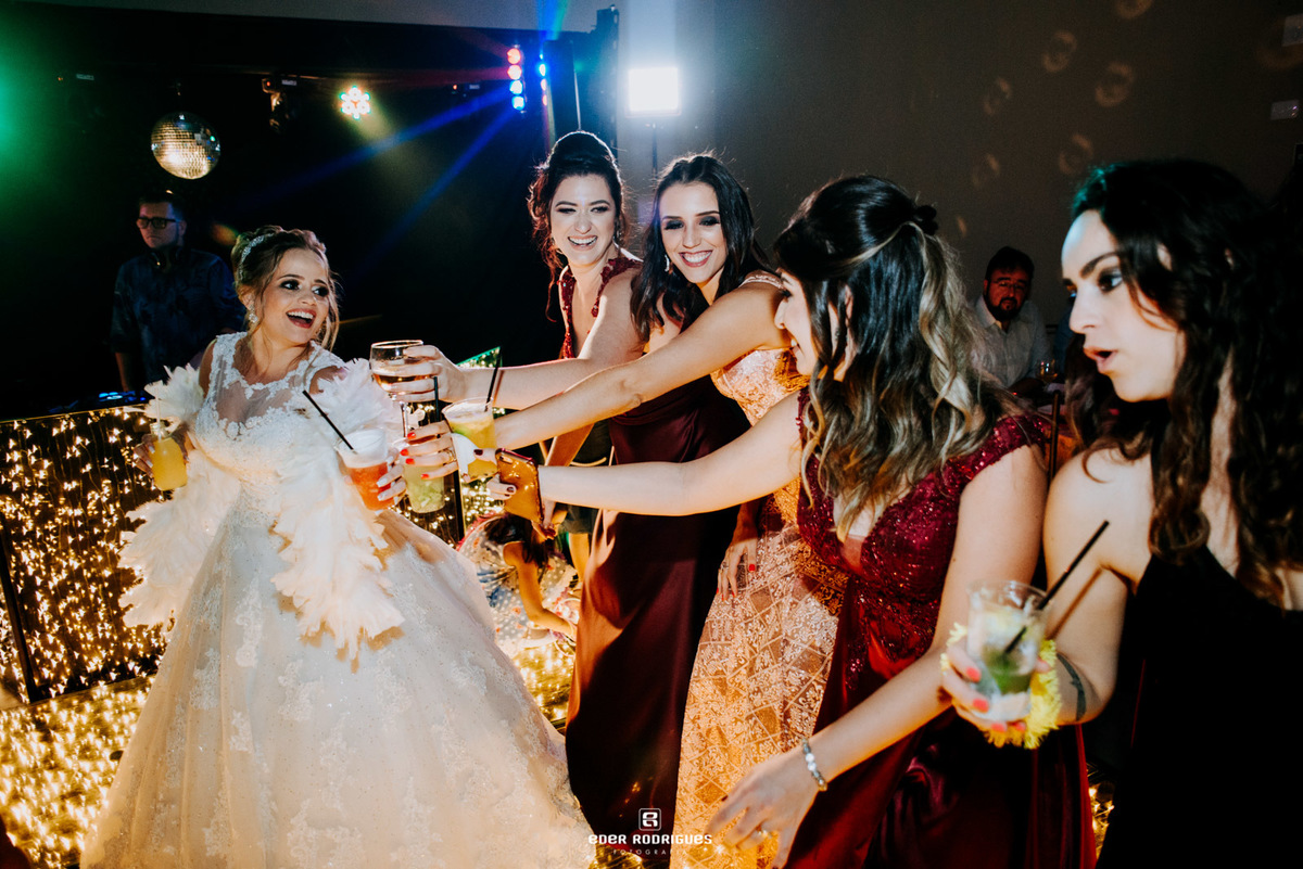 noiva dançando com convidados na festa de casamento