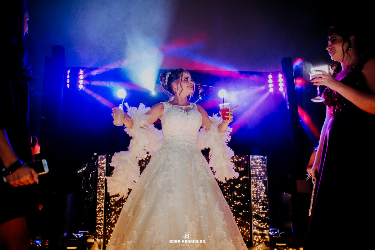 noiva dançando com convidados na festa de casamento