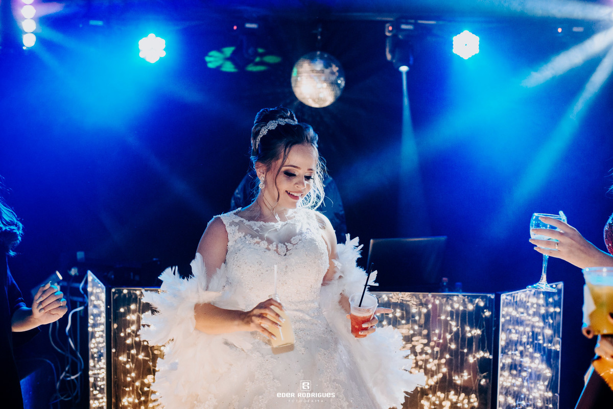 noiva dançando com convidados na festa