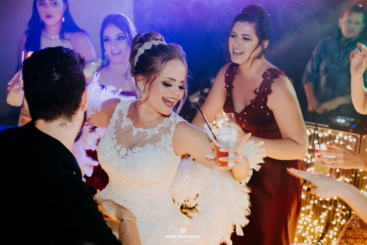 noiva dançando com convidados na festa