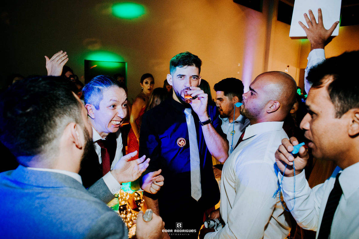 noivo passando a gravata na festa
