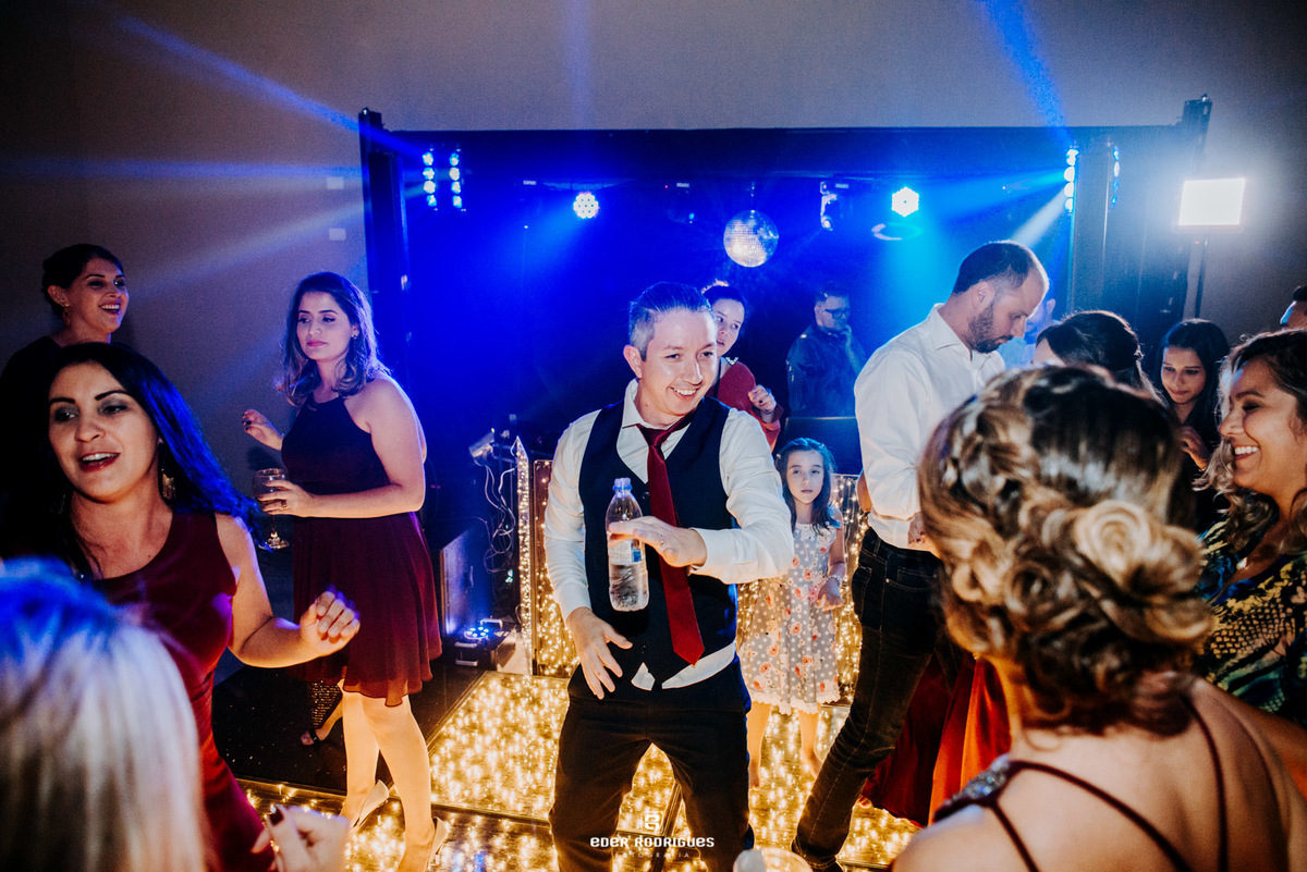 noivo dançando com convidados na festa de casamento