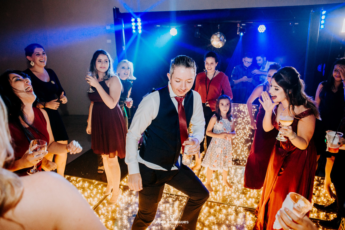 noivo dançando com convidados na festa