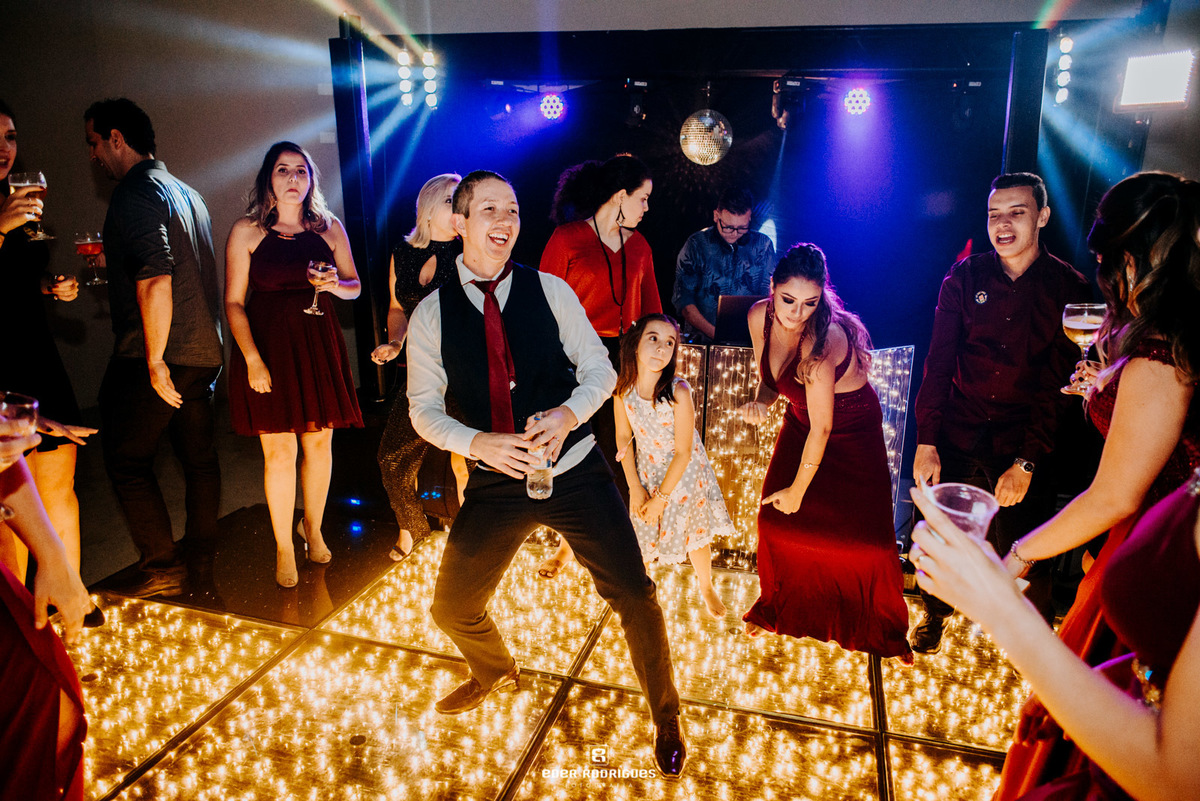 noivo dançando com convidados na festa