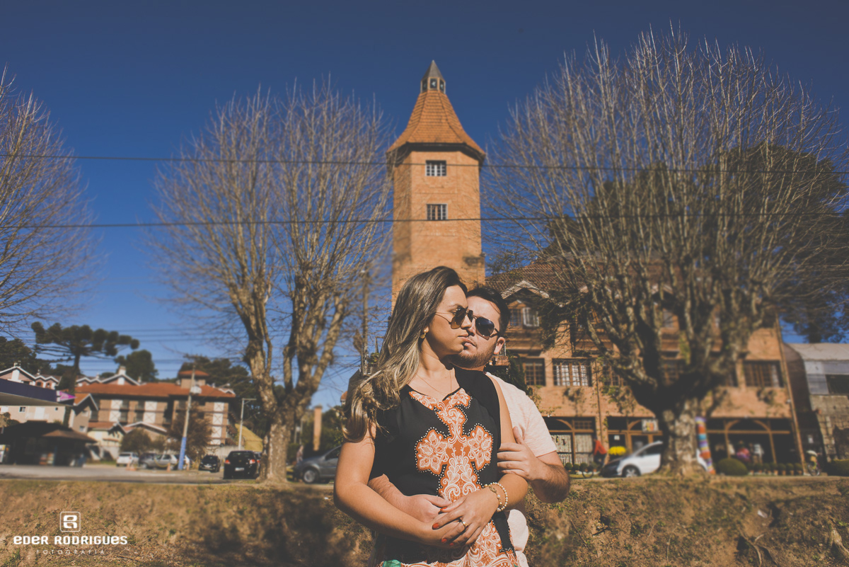 noivo abraçando a noiva no capivari em Campos do Jordão