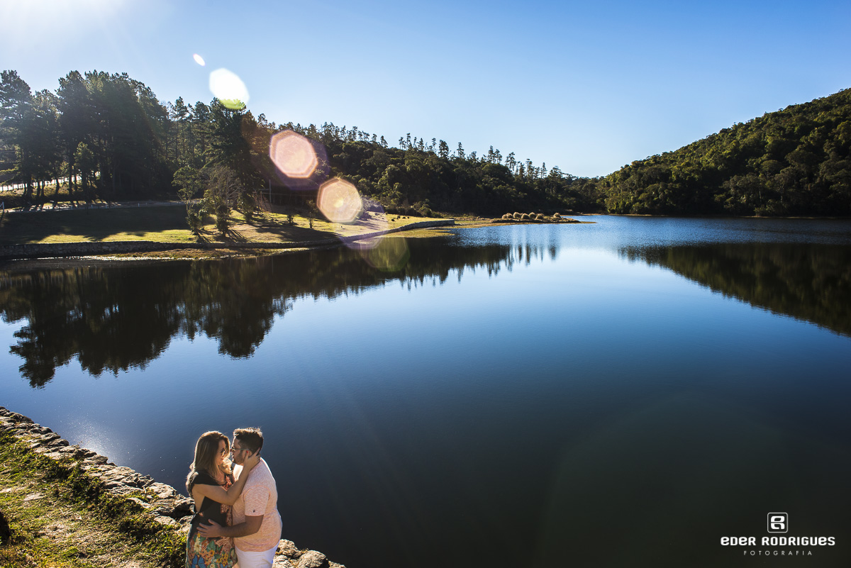 Casal de noivos se beijando no lago itapeva em Campos do Jordão