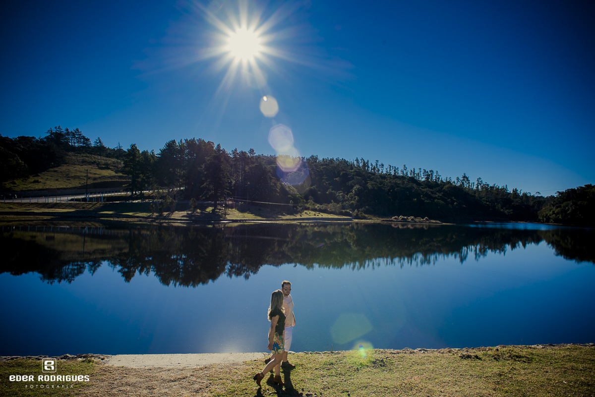 Casal de noivos andando pelo lago itapeva, Amanda e Mateus, em Campos do Jordão