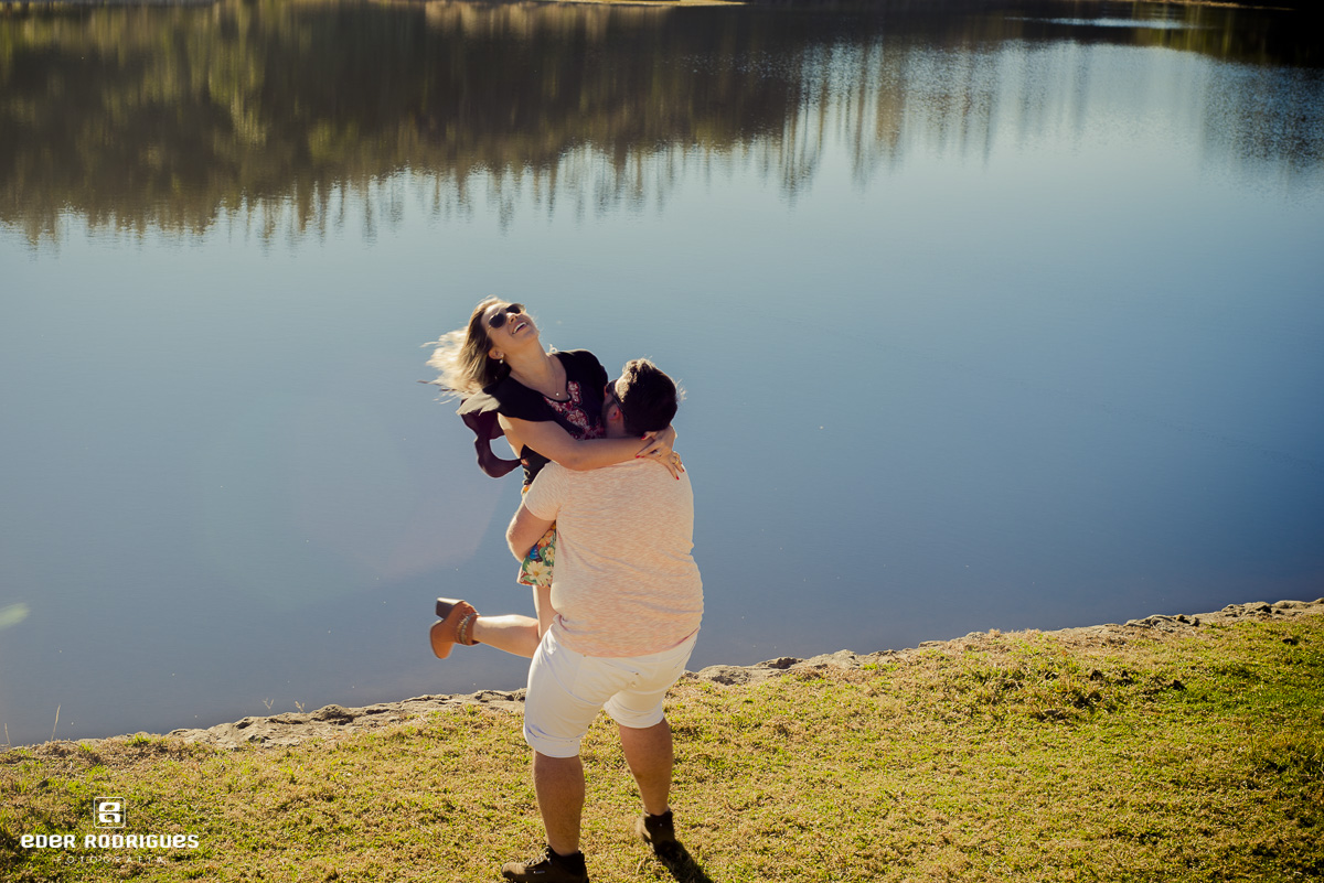 Noiva no colo, no lago itapeva, Amanda e Mateus, em Campos do Jordão