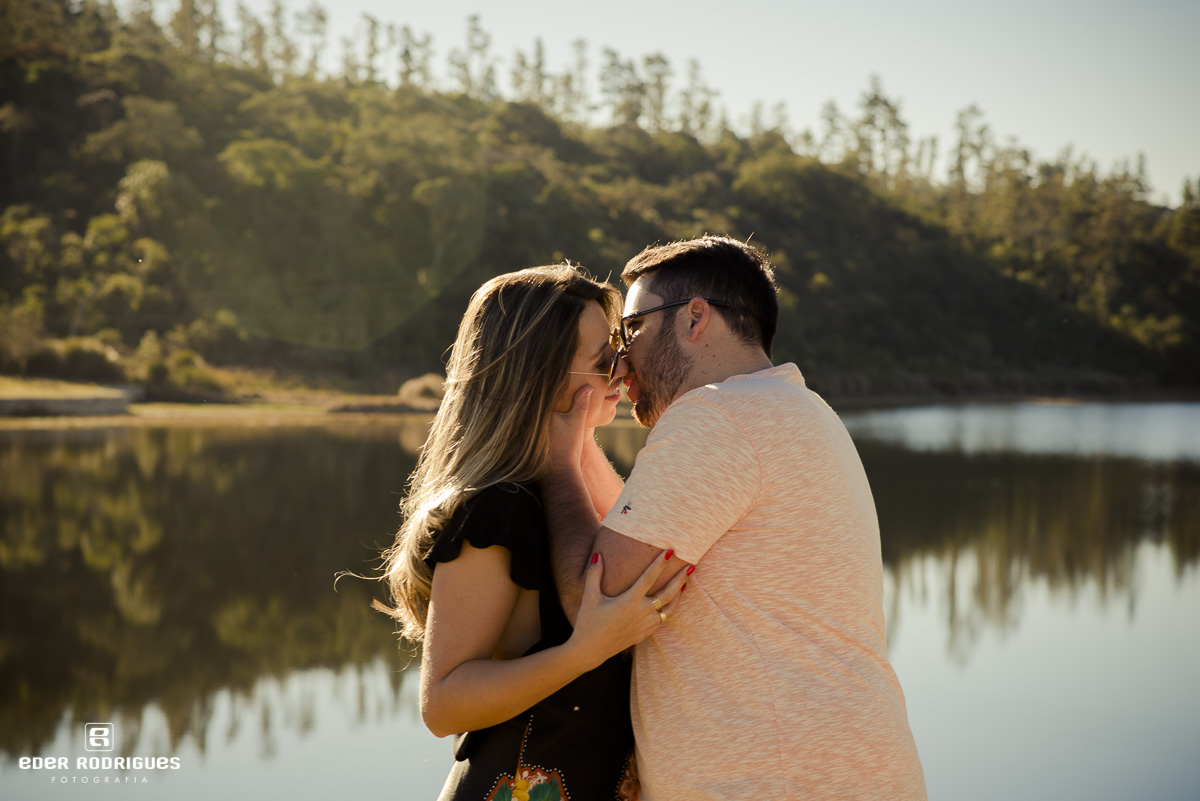 Beijo do casal de noivos no lago itapeva, Amanda e Mateus, em Campos do Jordão
