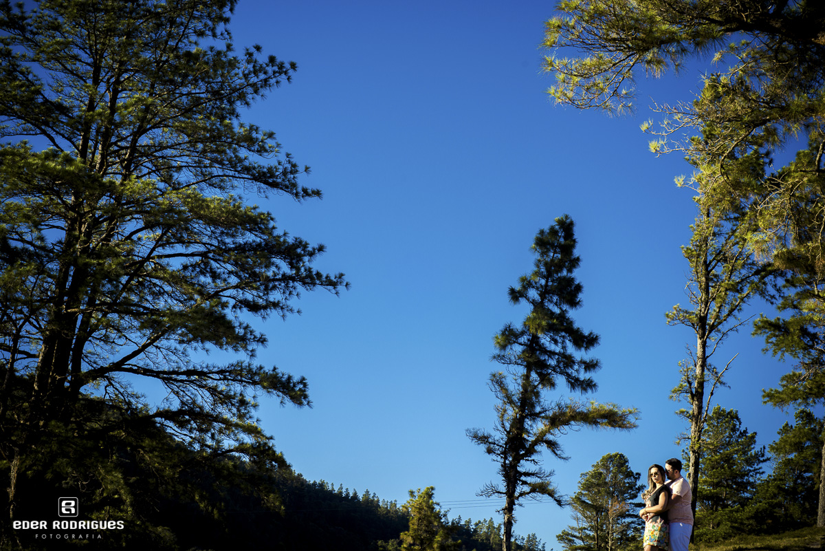 Noivos abraçados no lago itapeva, Amanda e Mateus, em Campos do Jordão