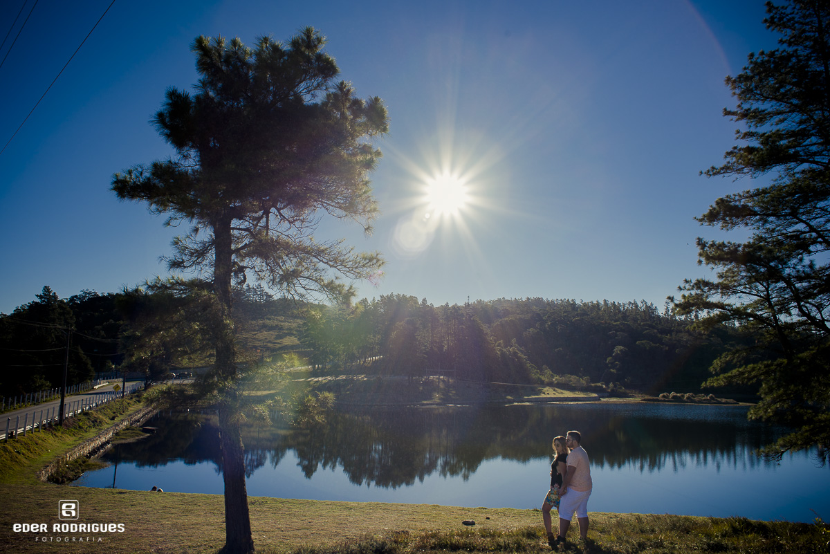 Noivos abraçados no lago itapeva, Amanda e Mateus, em Campos do Jordão