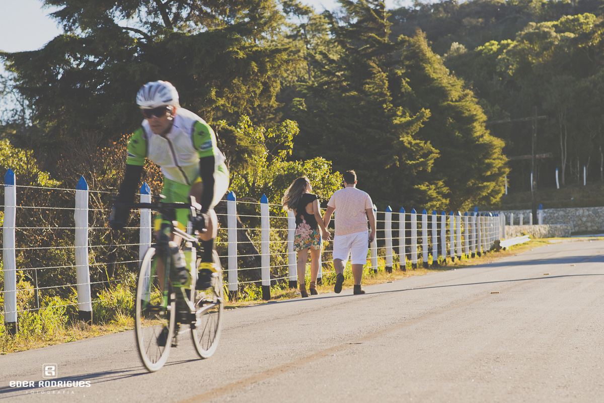 Noivos caminhando próximo ao lago itapeva, Amanda e Mateus, em Campos do Jordão