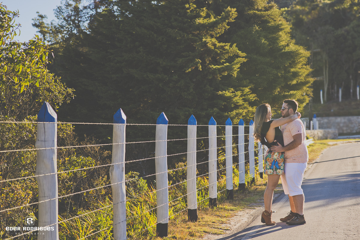 Noivos abraçados no lago itapeva, Amanda e Mateus, em Campos do Jordão