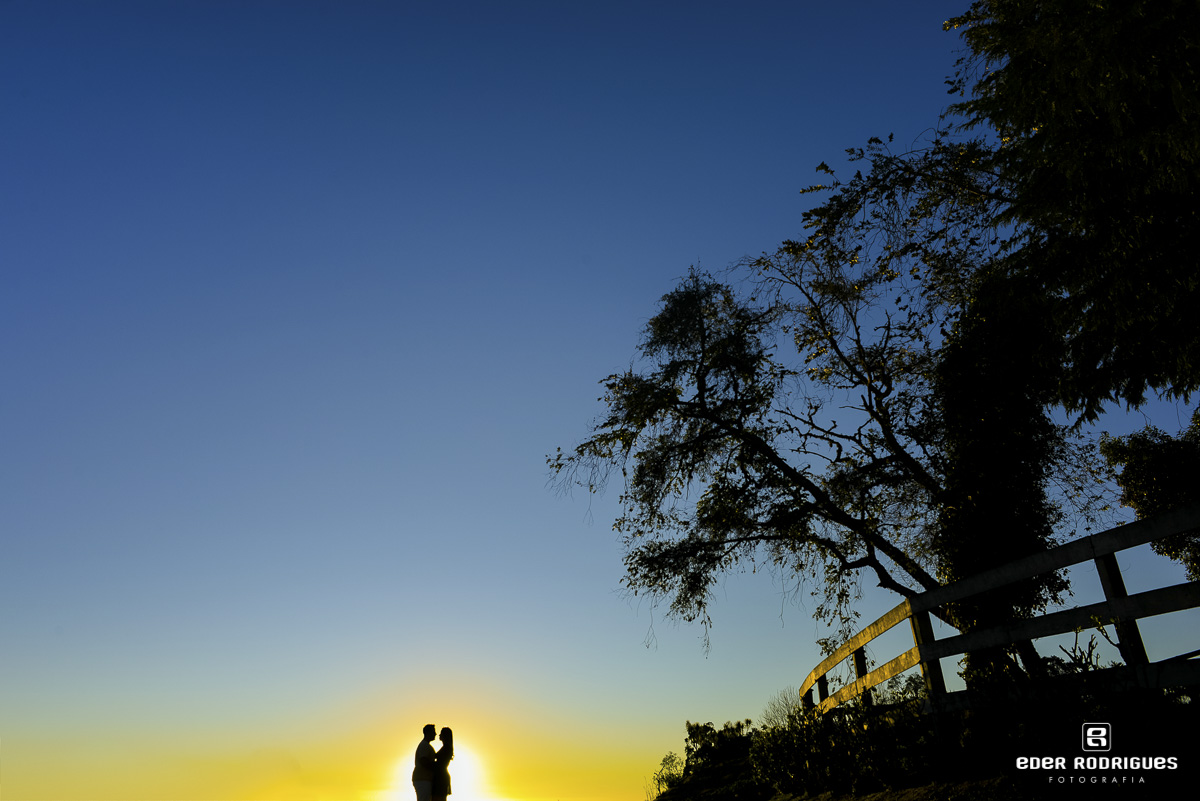 Casal de noivos no pôr do sol, Amanda e Mateus, em Campos do Jordão