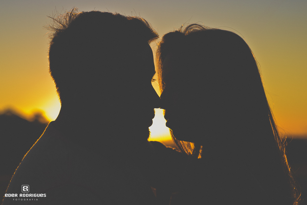 Casal de noivos se beijando no pôr do sol, Amanda e Mateus, em Campos do Jordão