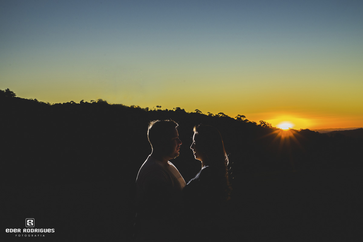 Casal de noivos no pôr do sol, Amanda e Mateus, em Campos do Jordão