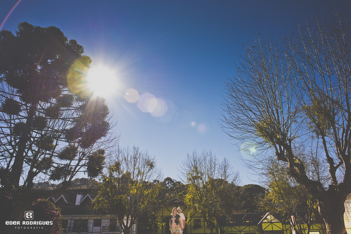 Casal de noivos abraçado no capivari