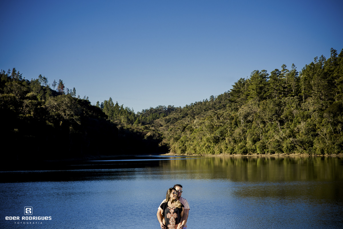 Casal de noivos no lago, em Campos do Jordão