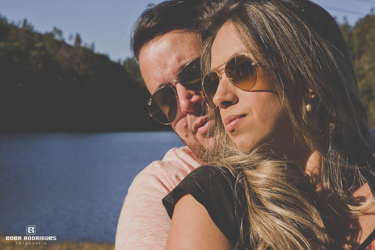 Casal de noivos com rosto colado, no lago em Campos do Jordão