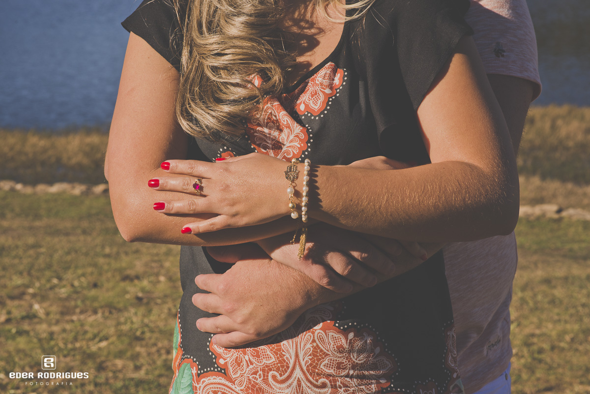 Casal de noivos de mão dadas no lago itapeva, em Campos do Jordão