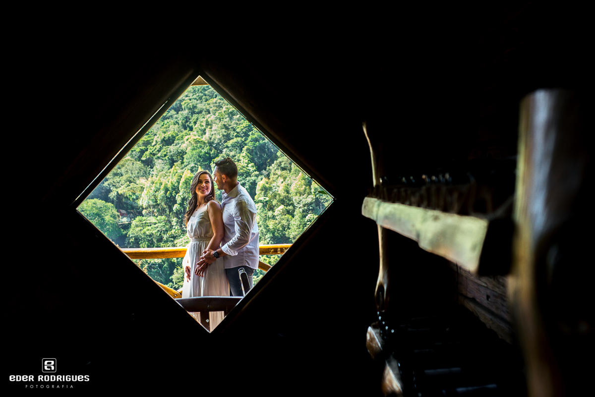 Casal de noivos se olhando, no Jardim dos Pinhais Ecco Parque