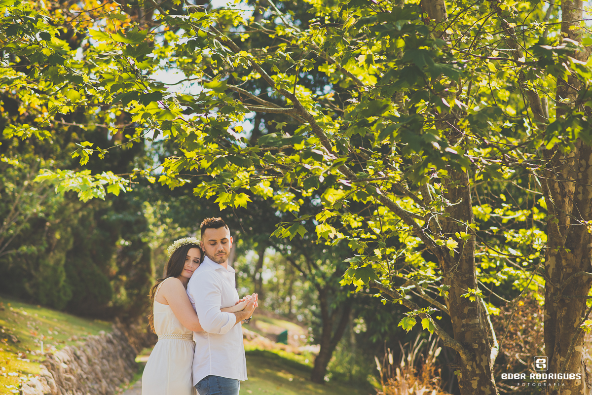 Noiva abraçando o noivo, no Jardim dos Pinhais Ecco Parque
